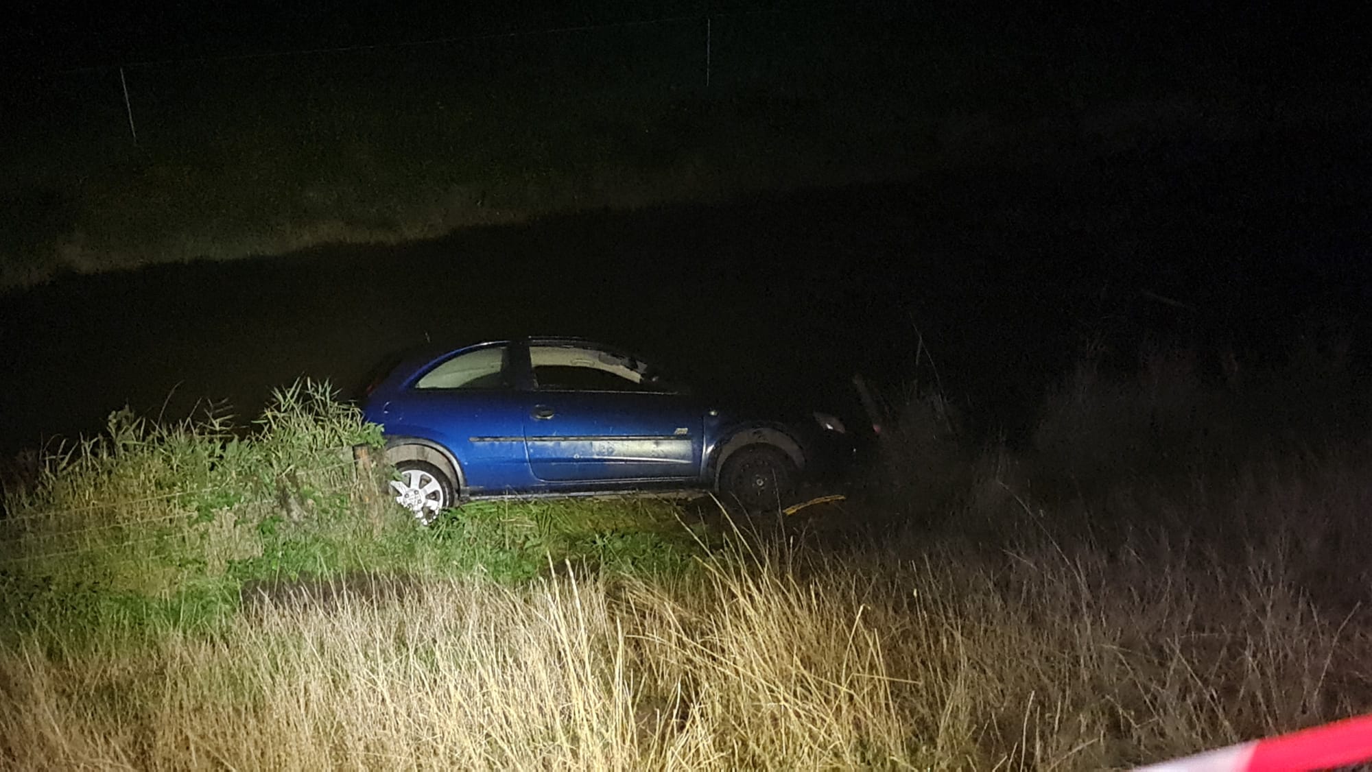 Auto belandt in de sloot in Burgerbrug