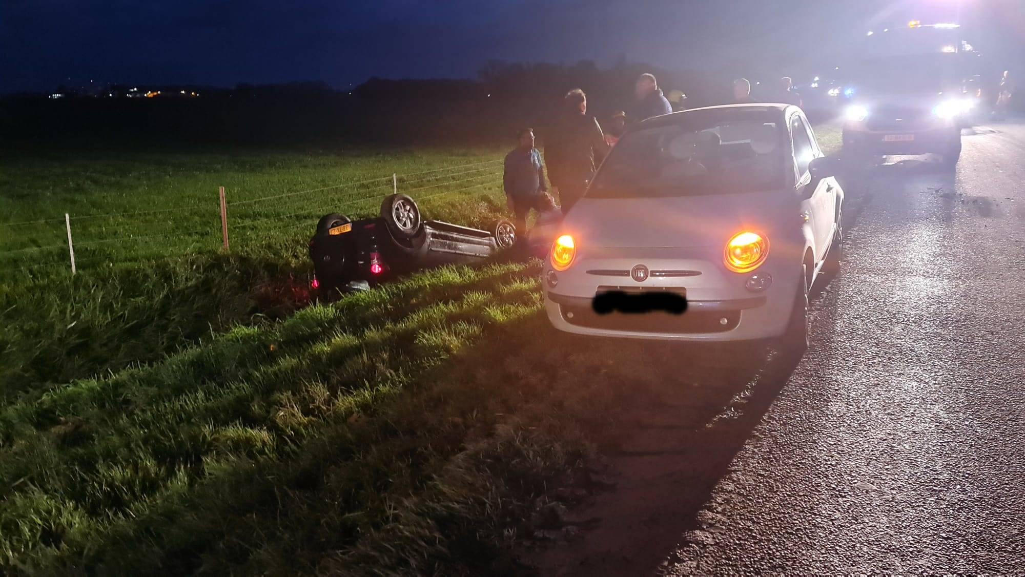 Auto belandt op zijn kop in de sloot in Winkel