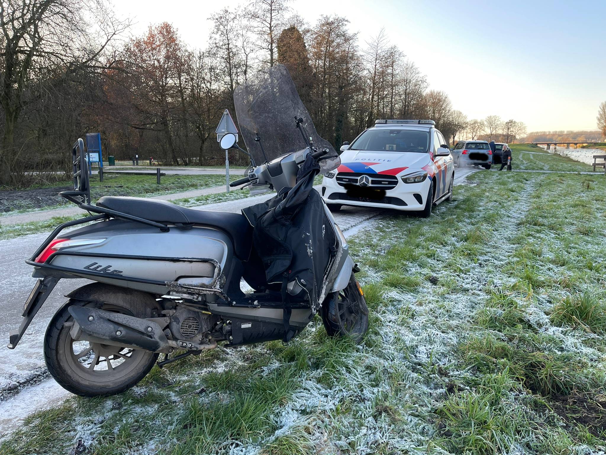 Scooterrijdster gevallen door gladheid in Bovenkarspel Medemblik Actueel