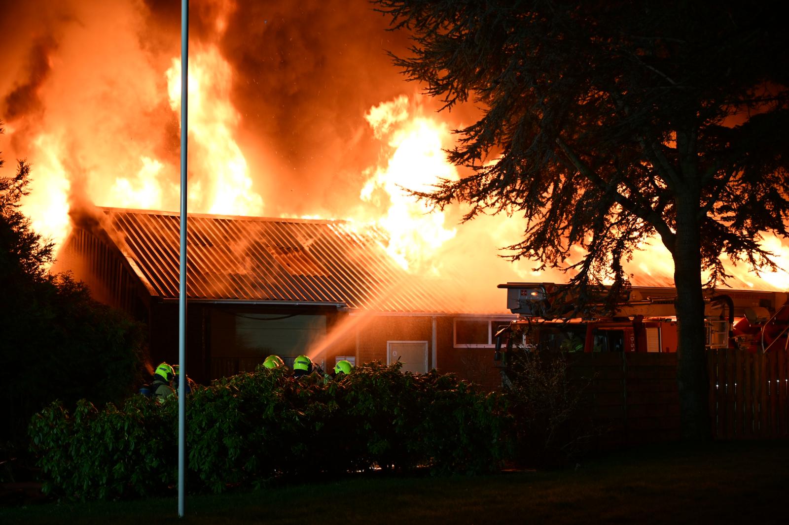 Grote brand in Schellinkhout: overleden persoon aangetroffen