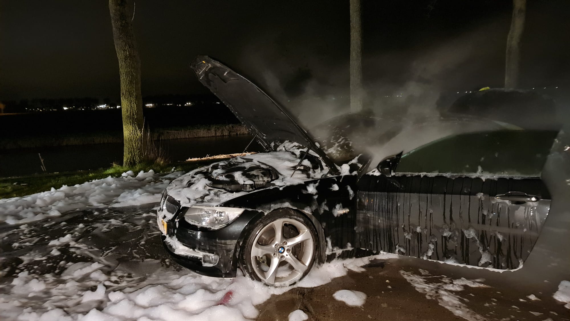 Auto vliegt in brand tijdens het rijden in Opperdoes