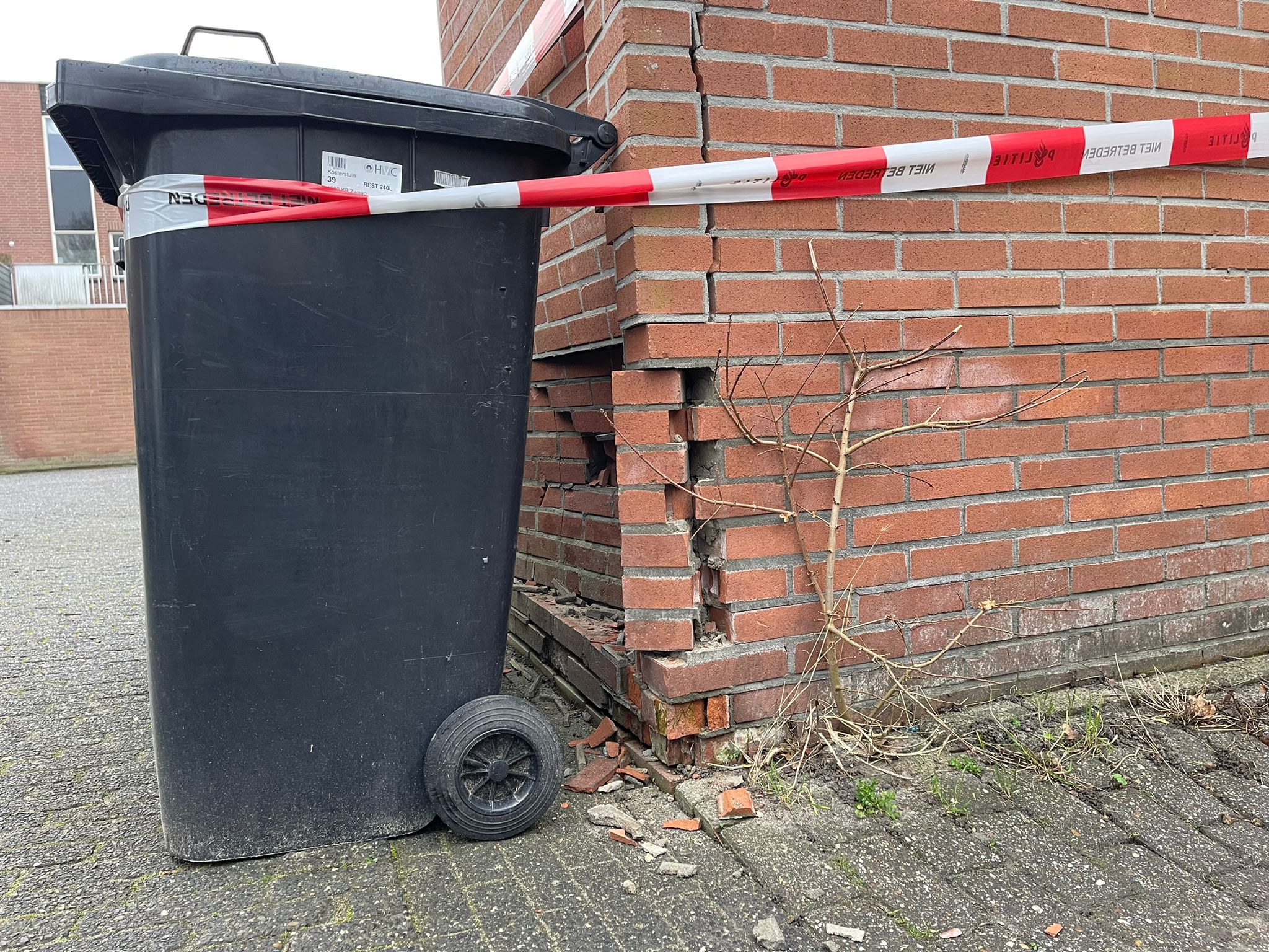 Auto tegen woning gereden in Zwaag