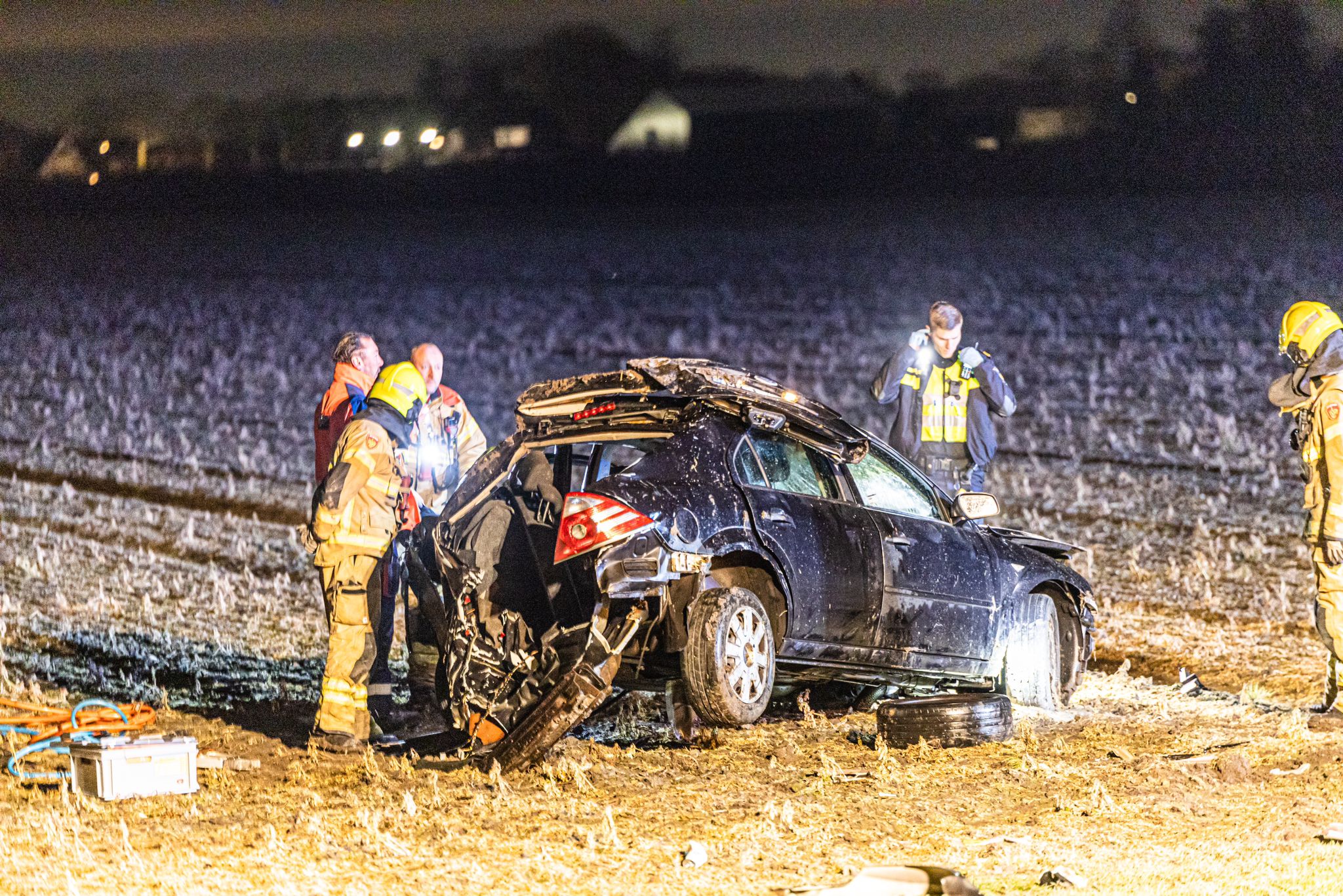 Auto gecrasht in Zwaagdijk-Oost, tenminste twee gewonden