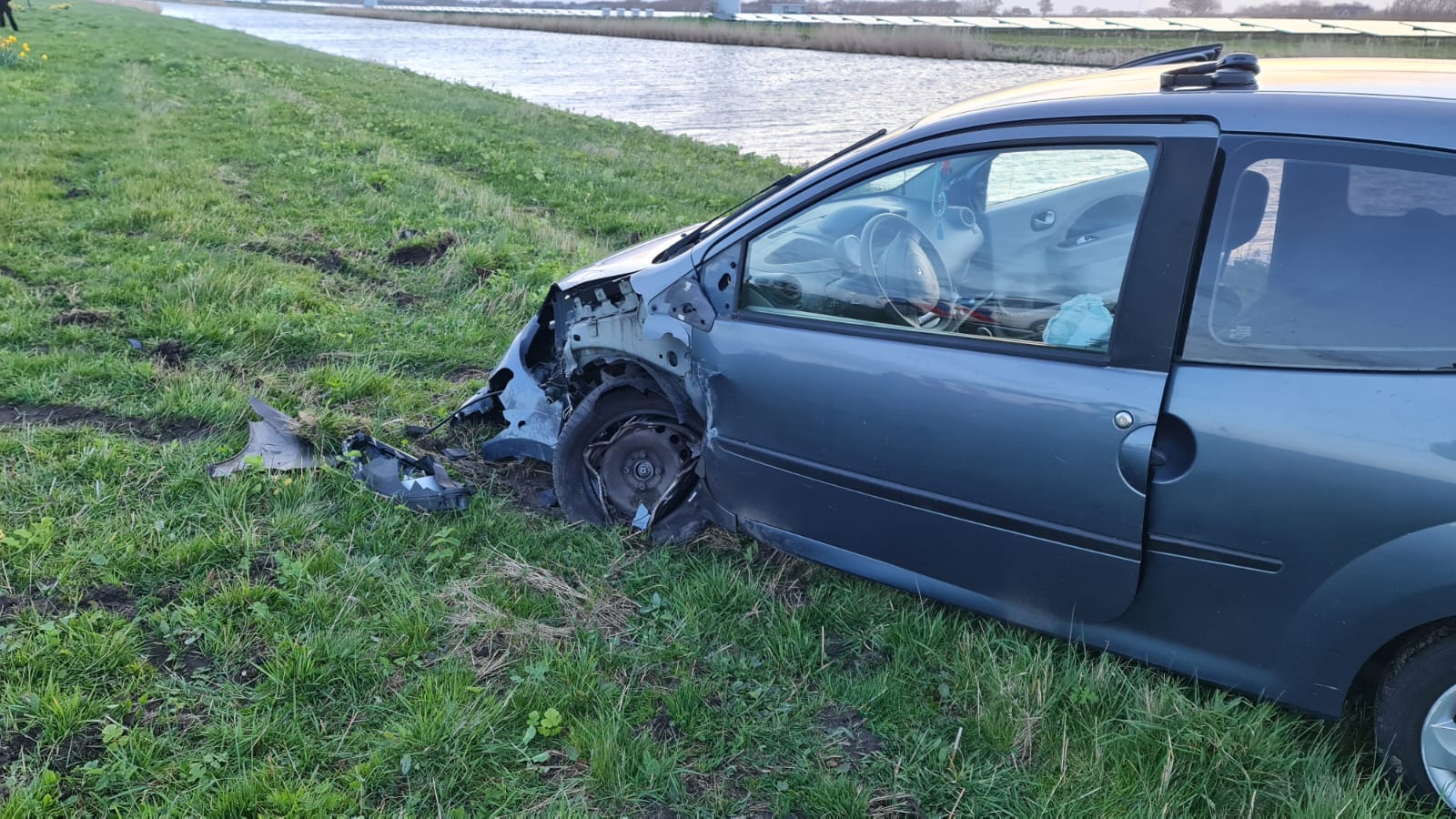 Auto bijna te water na botsing bij Burgerbrug