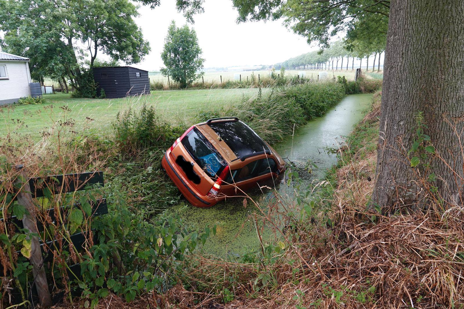 Auto te water gereden na rammen van hek in Wijdenes