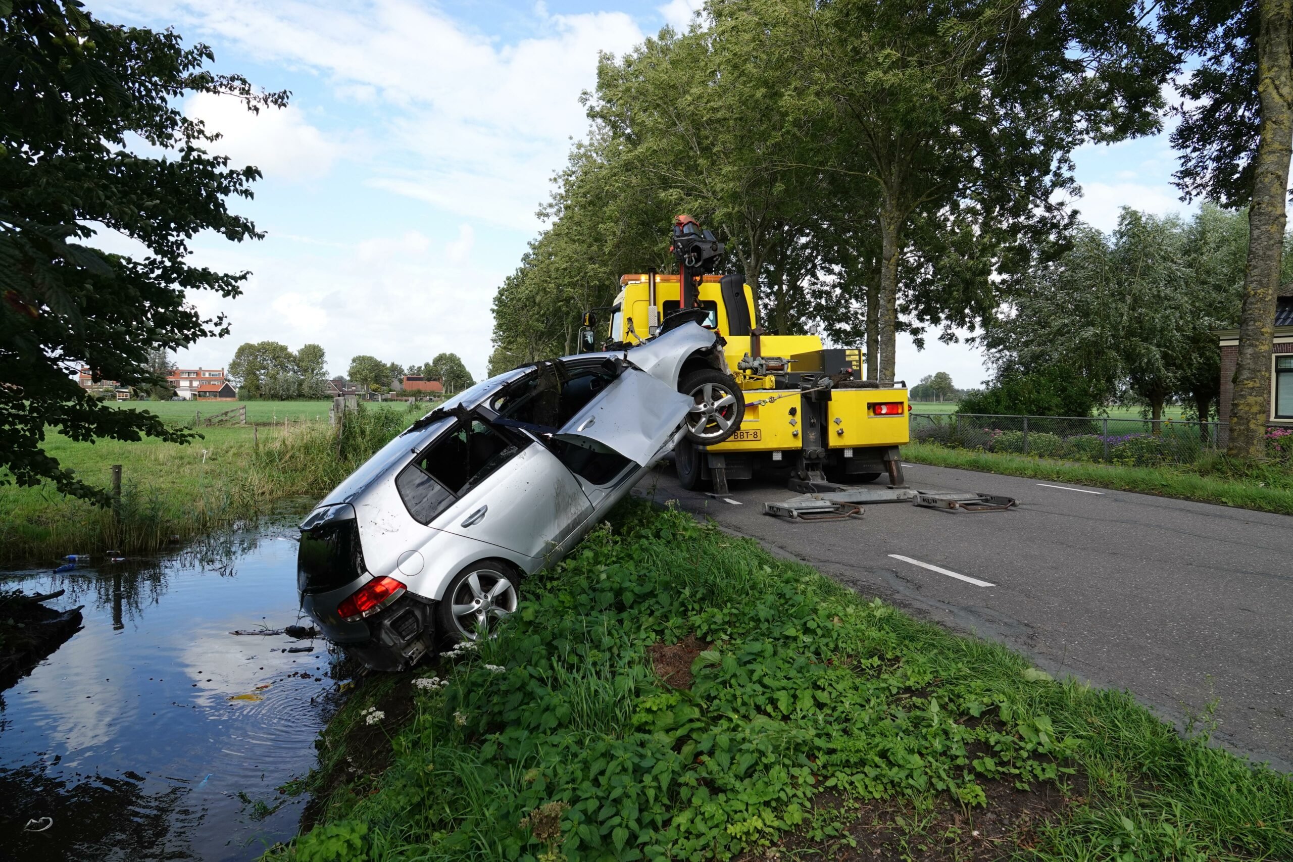 Auto te water in Spanbroek