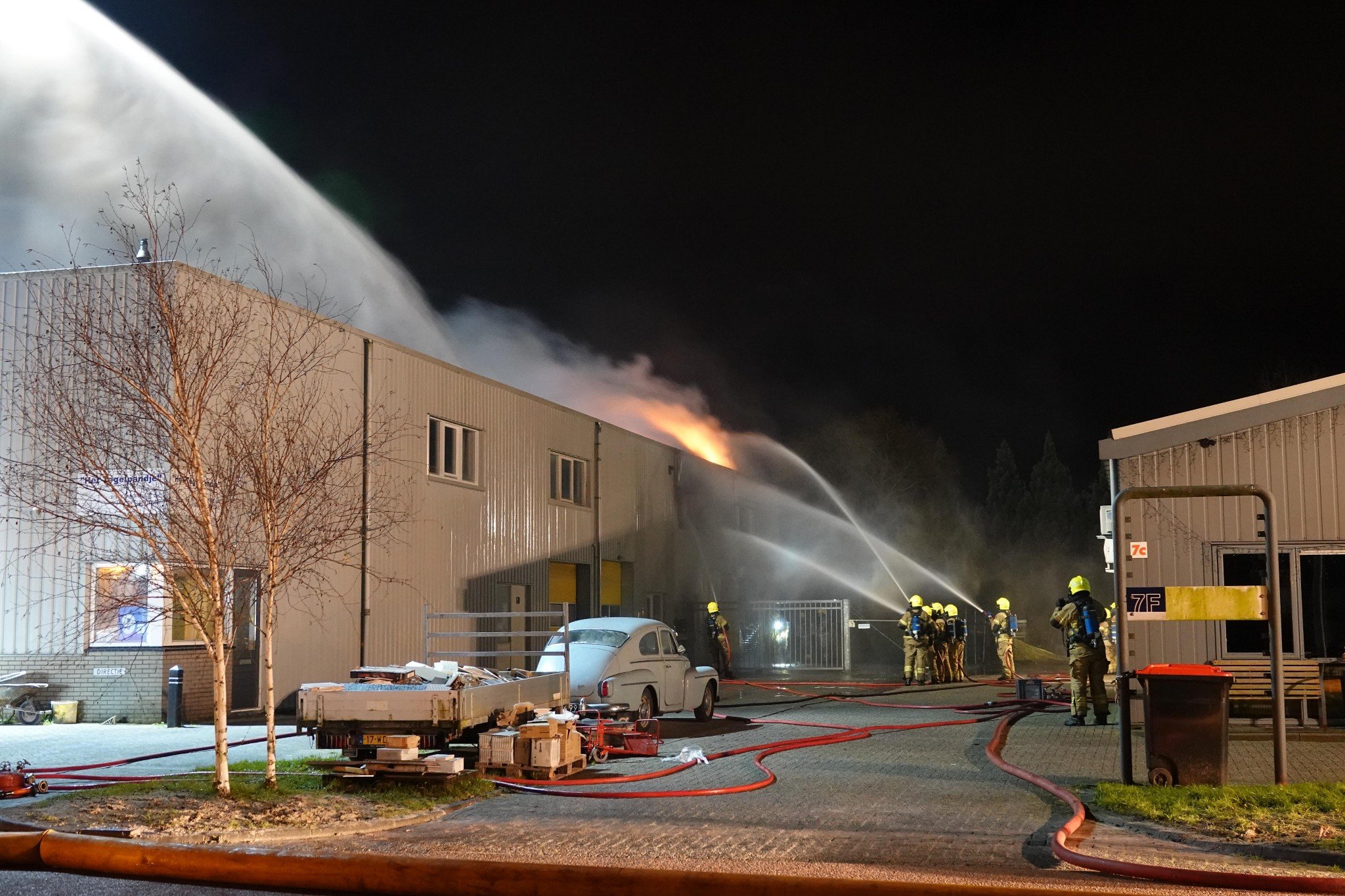 Hevige brand in bedrijfsverzamelgebouw in Zwaag