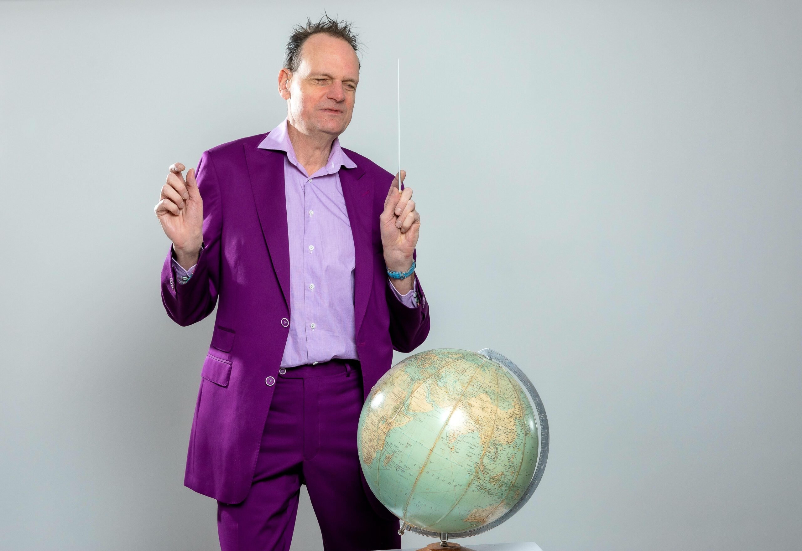 Cabaretier Vincent Bijlo neemt ‘zienden’ bij de hand in Theaterkerk Wadway