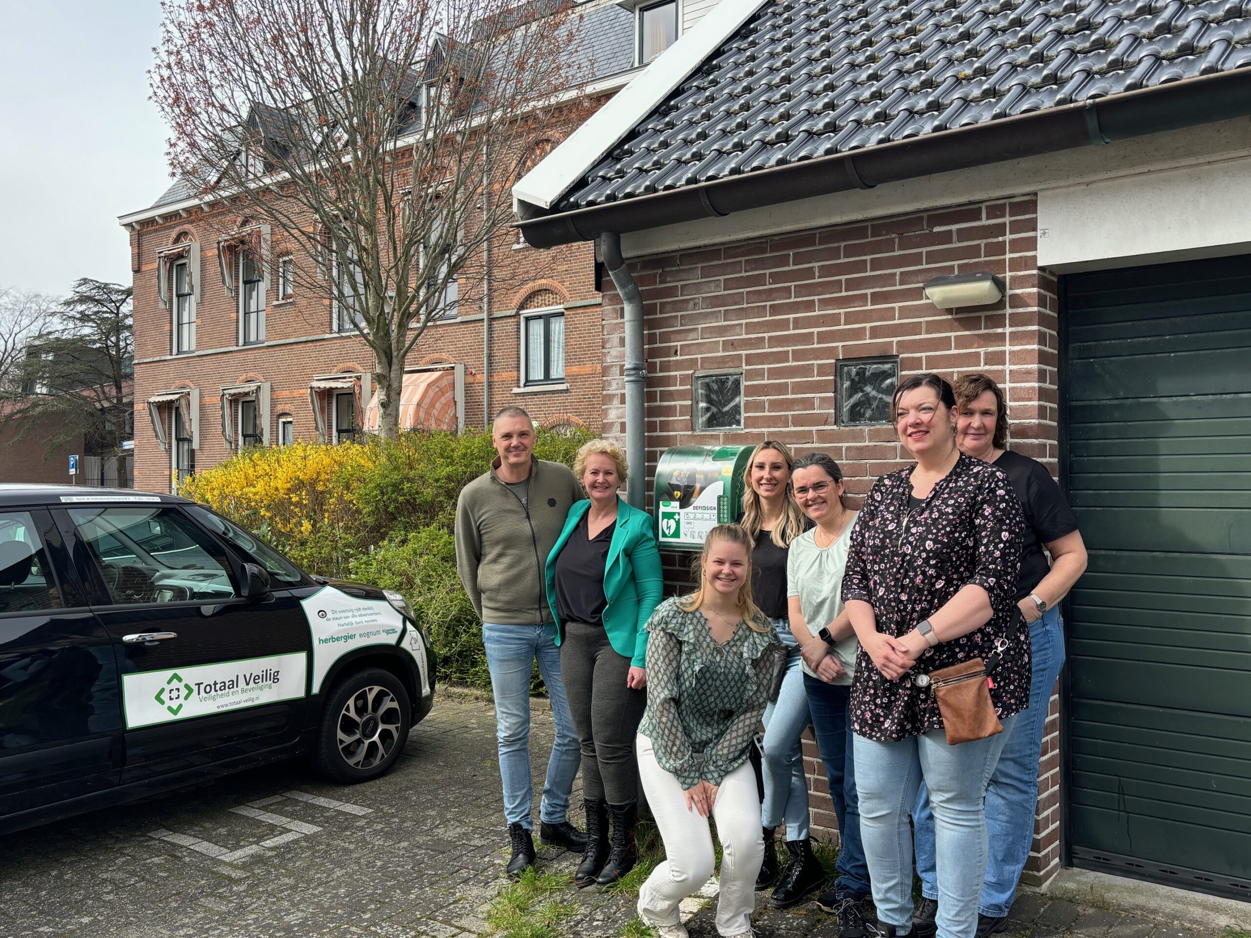 Schenking van AED aan De Herbergier in Wognum