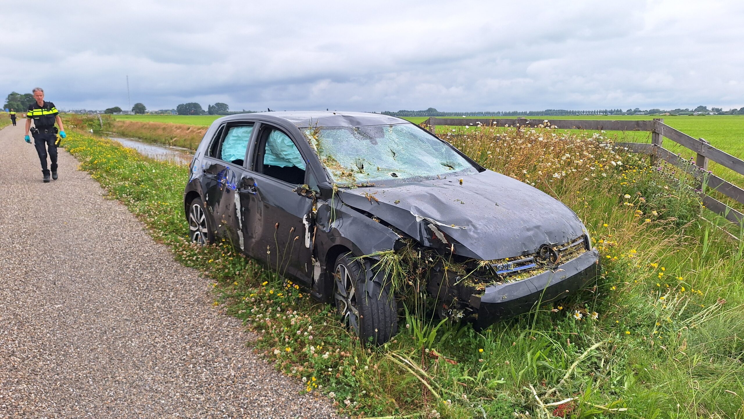 Automobilist onder invloed slaat over de kop in Wognum en probeert te vluchten