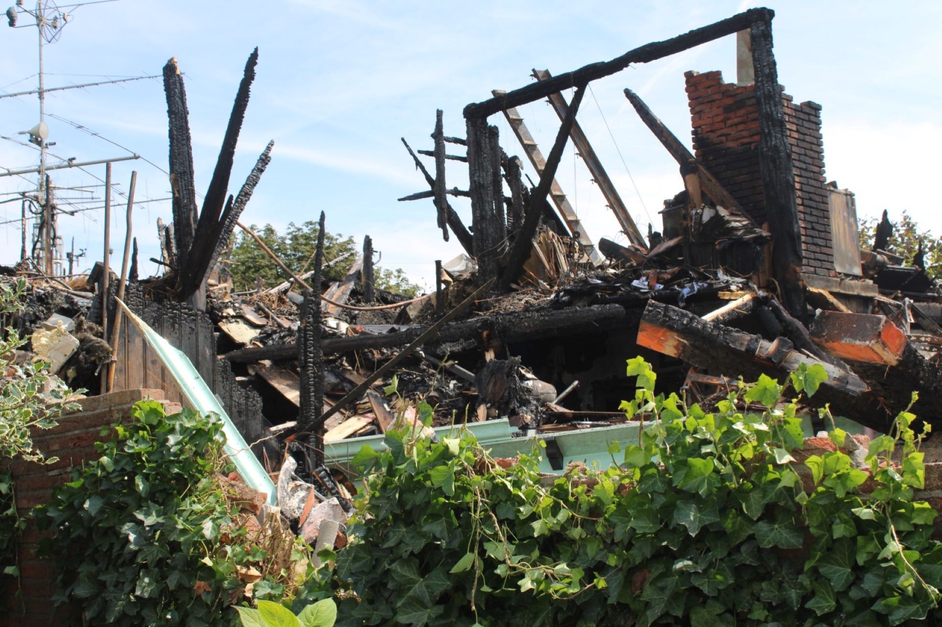 Flinke ravage na verwoestende brand bij stolpboerderij in Zwaagdijk-West