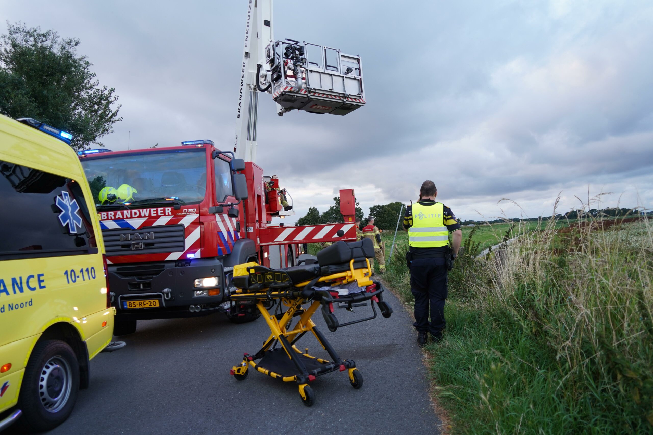 Motorrijder rijdt van dijk in Venhuizen