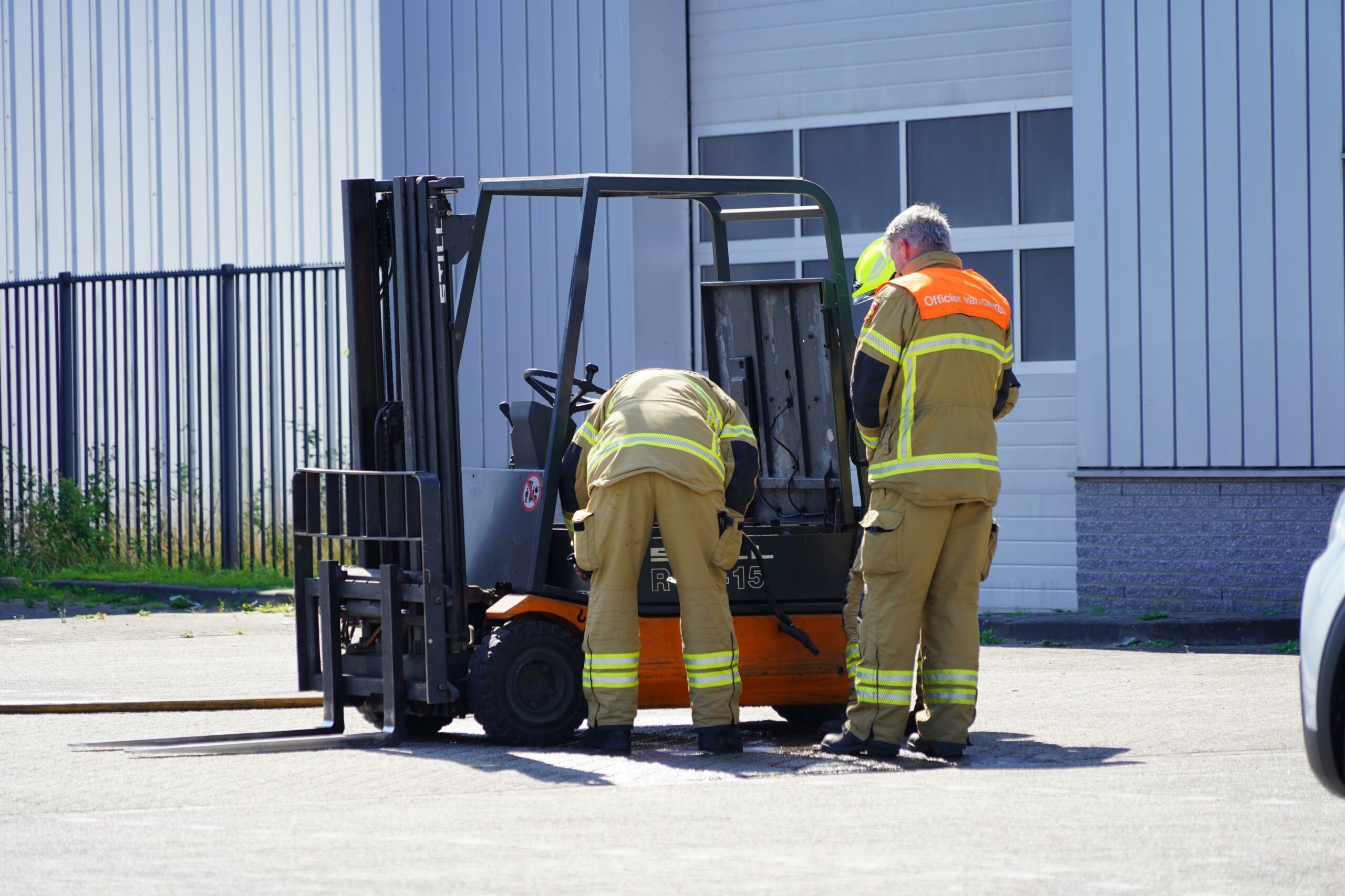 Heftruck bijna in brand bij bedrijf in Zwaag