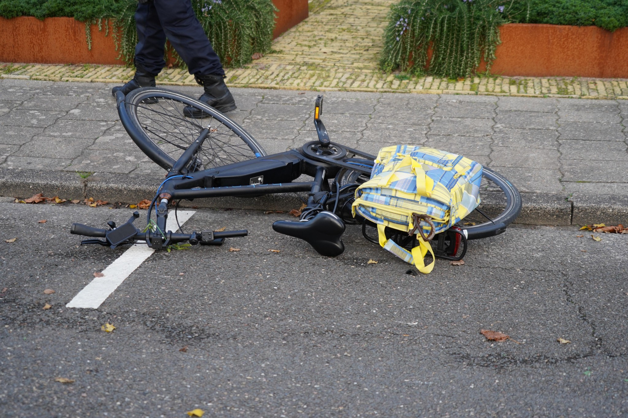 Fietser aangereden in Wervershoof; bestelbus-bestuurder rijdt weg