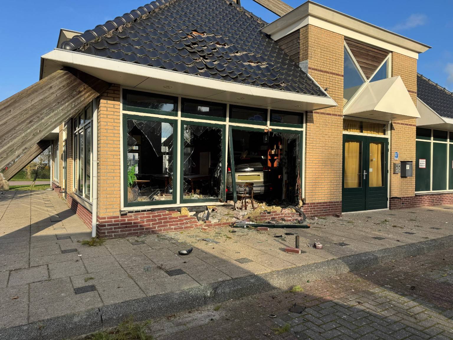 Auto rijdt restaurant binnen in Zwaag, niemand gewond