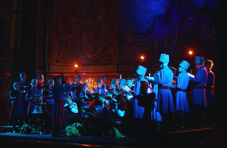 Het Oeral Kozakkenkoor zingt Slavische liederen in kerstig Twisk