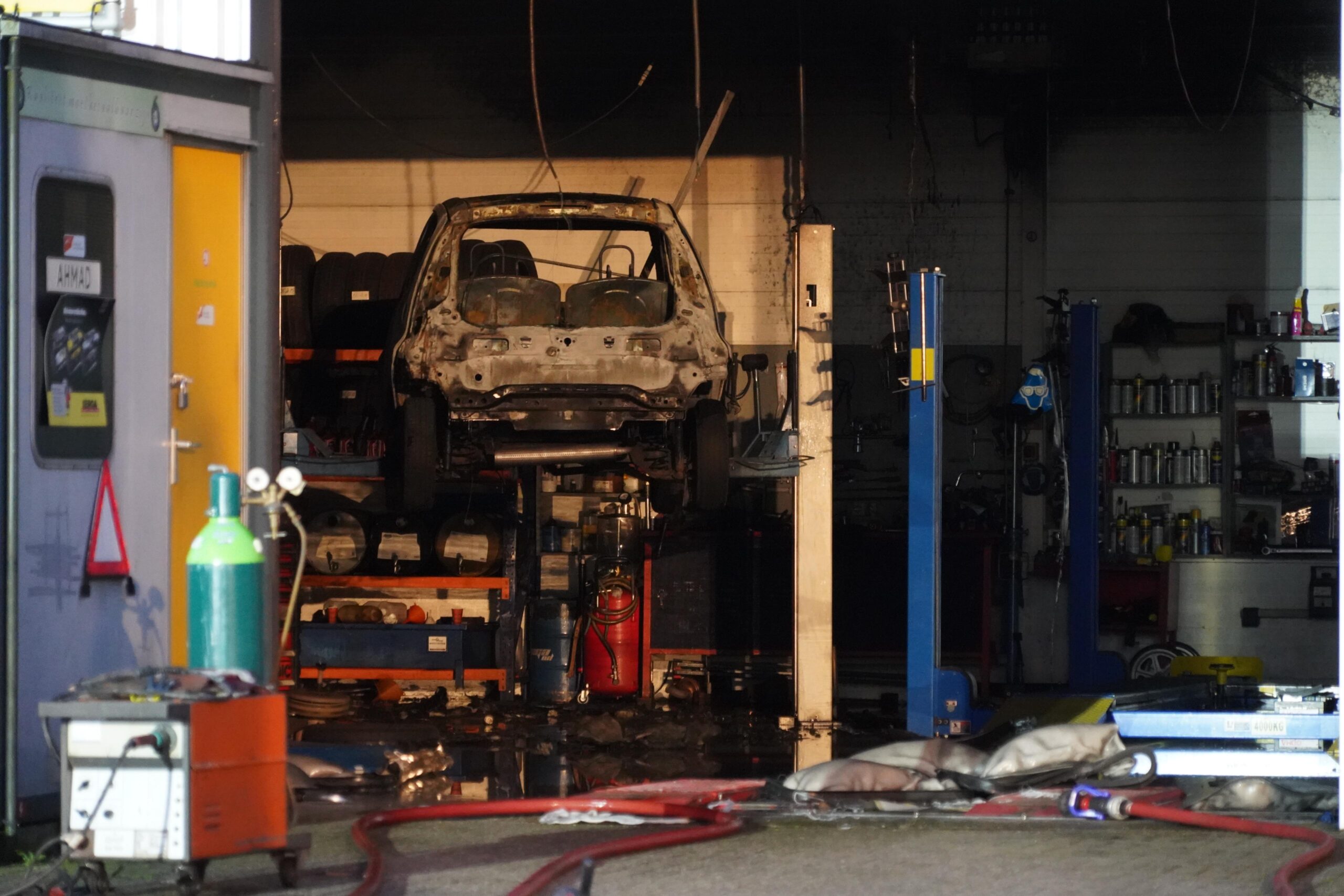 Brand in autogarage Zwaag