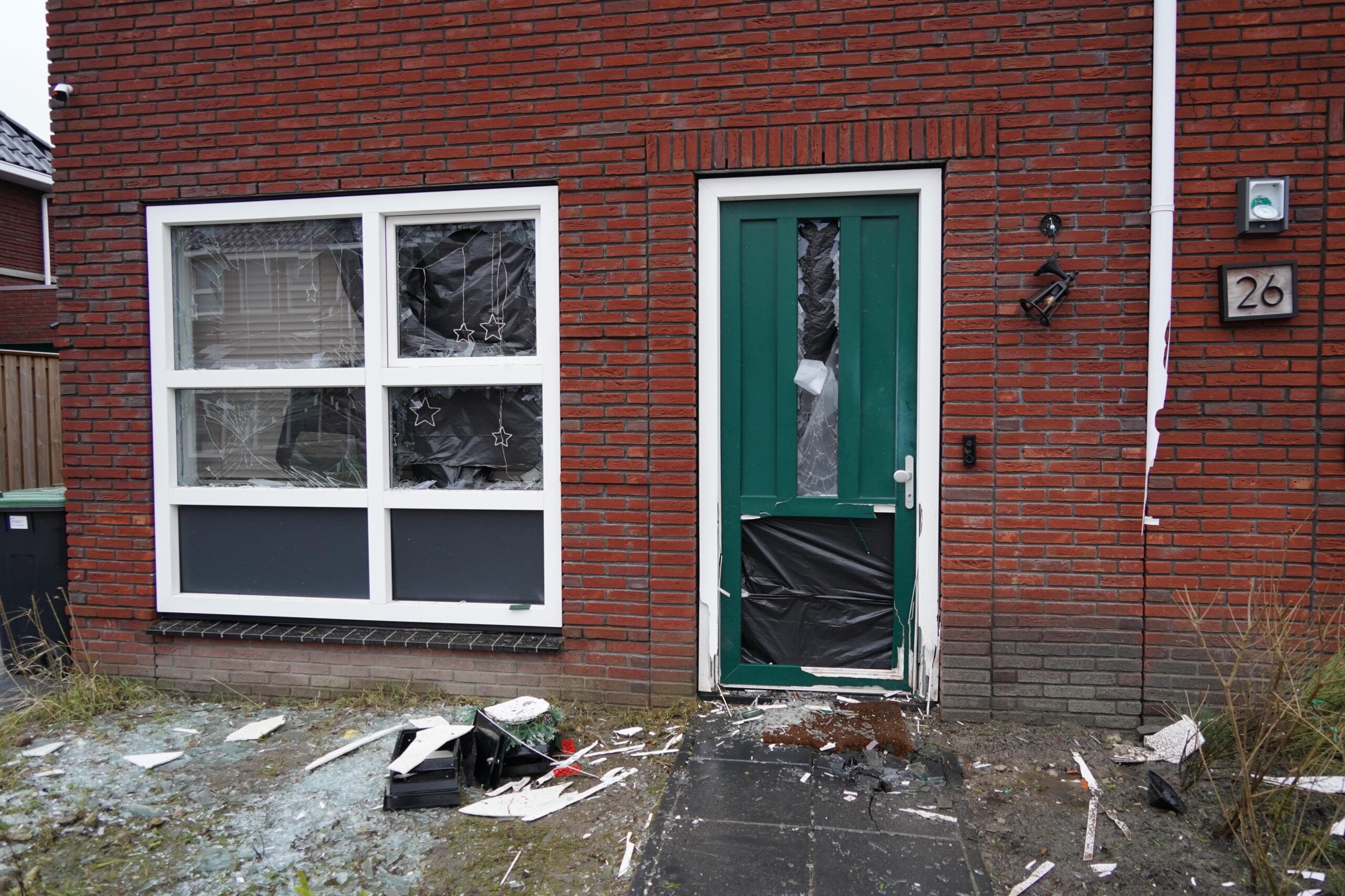 Explosie veroorzaakt schade aan woningen en auto in Zwaagdijk-Oost