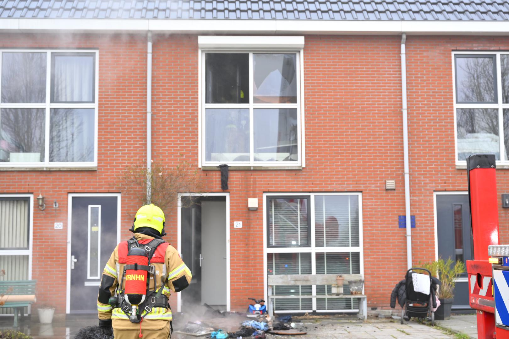 Woningbrand in Zwaag: moeder en kind ongedeerd