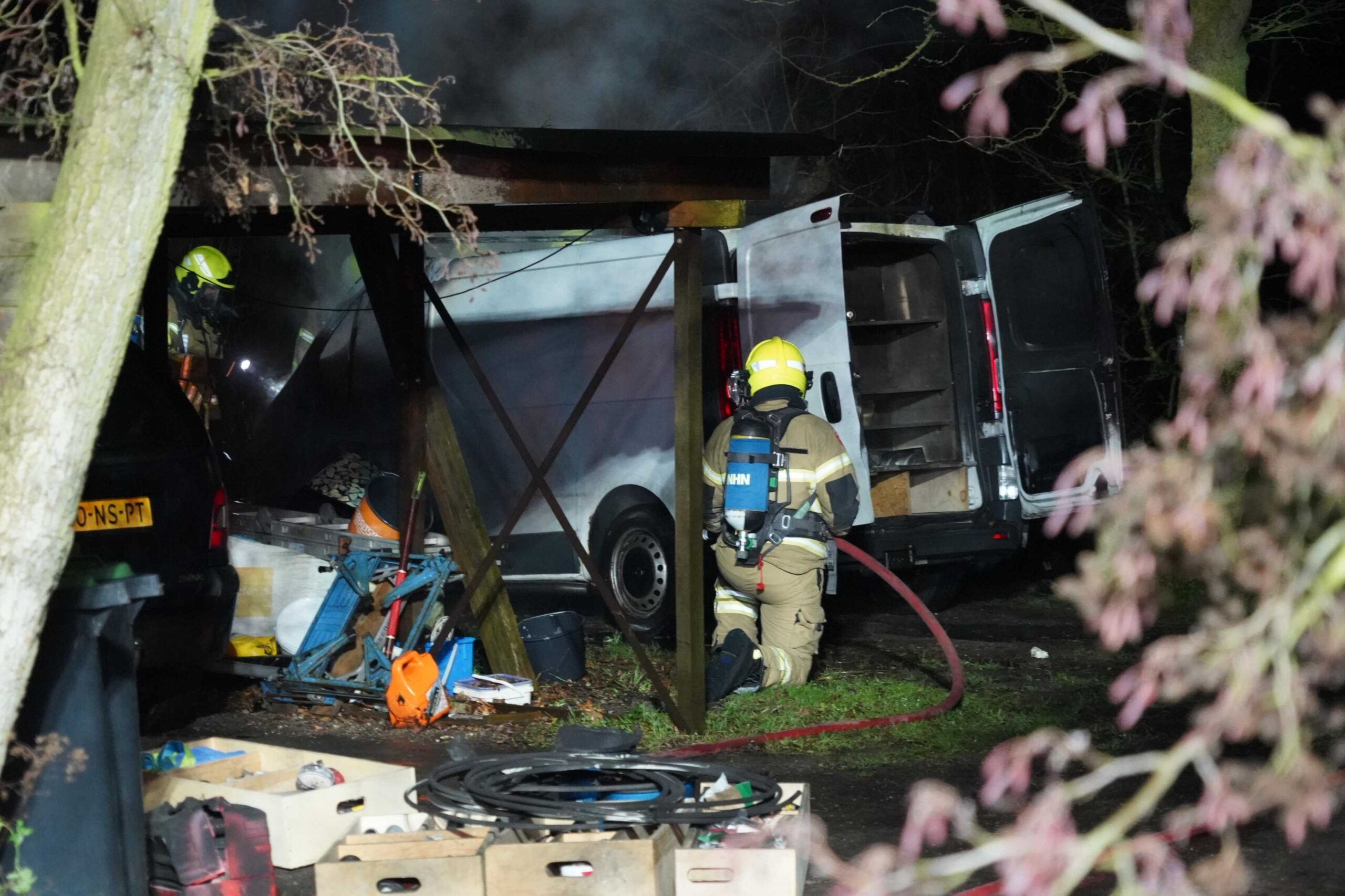 Bestelbus vliegt in brand aan Zuiderdijk in Venhuizen