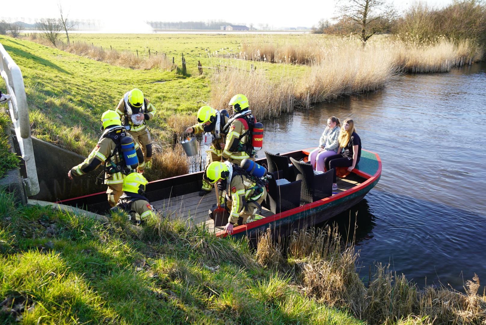 Buitenbrand in Lutjebroek: brandend riet lastig te blussen
