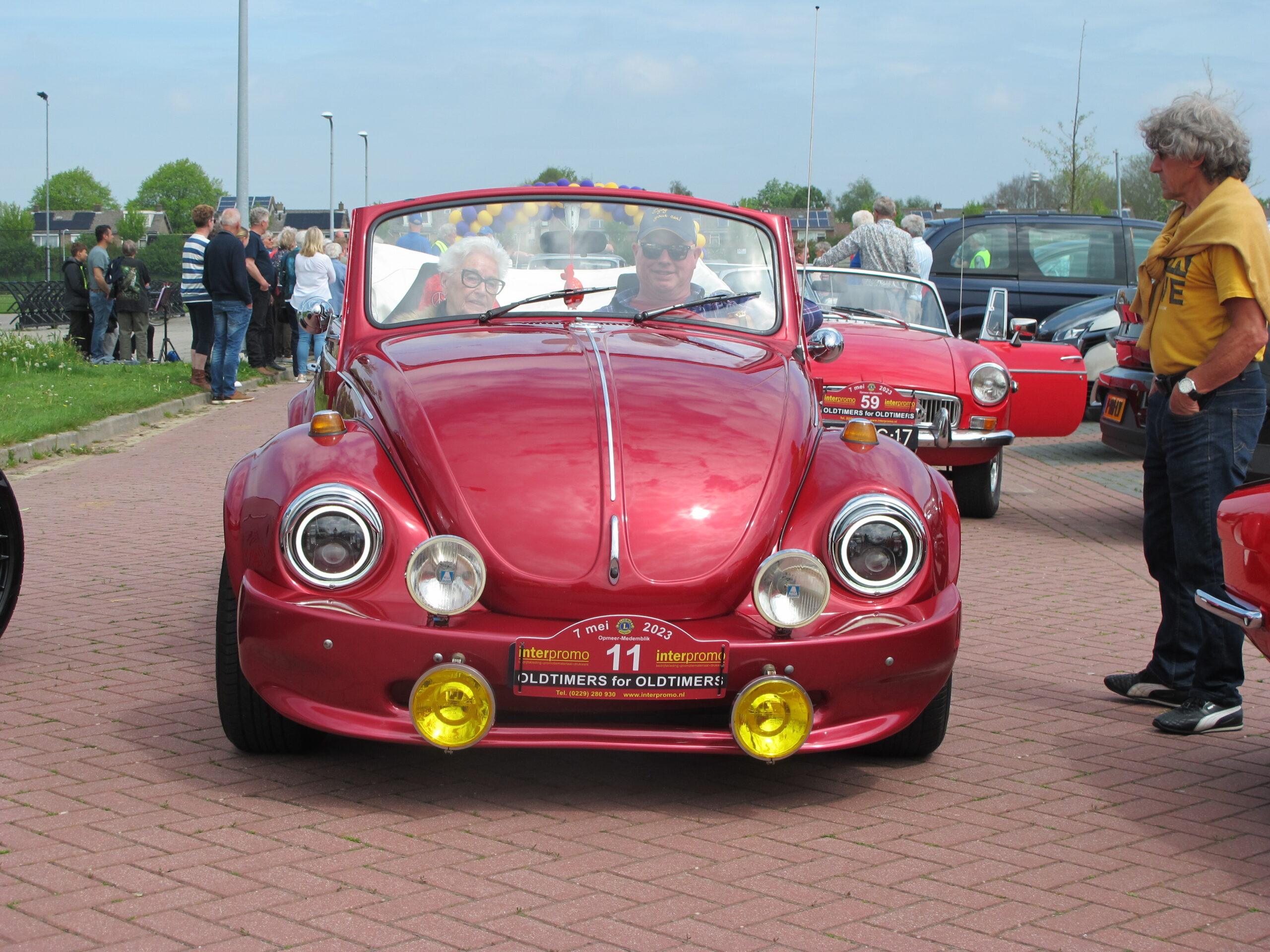 Oldtimers rijden seniorenrit door Westfriesland