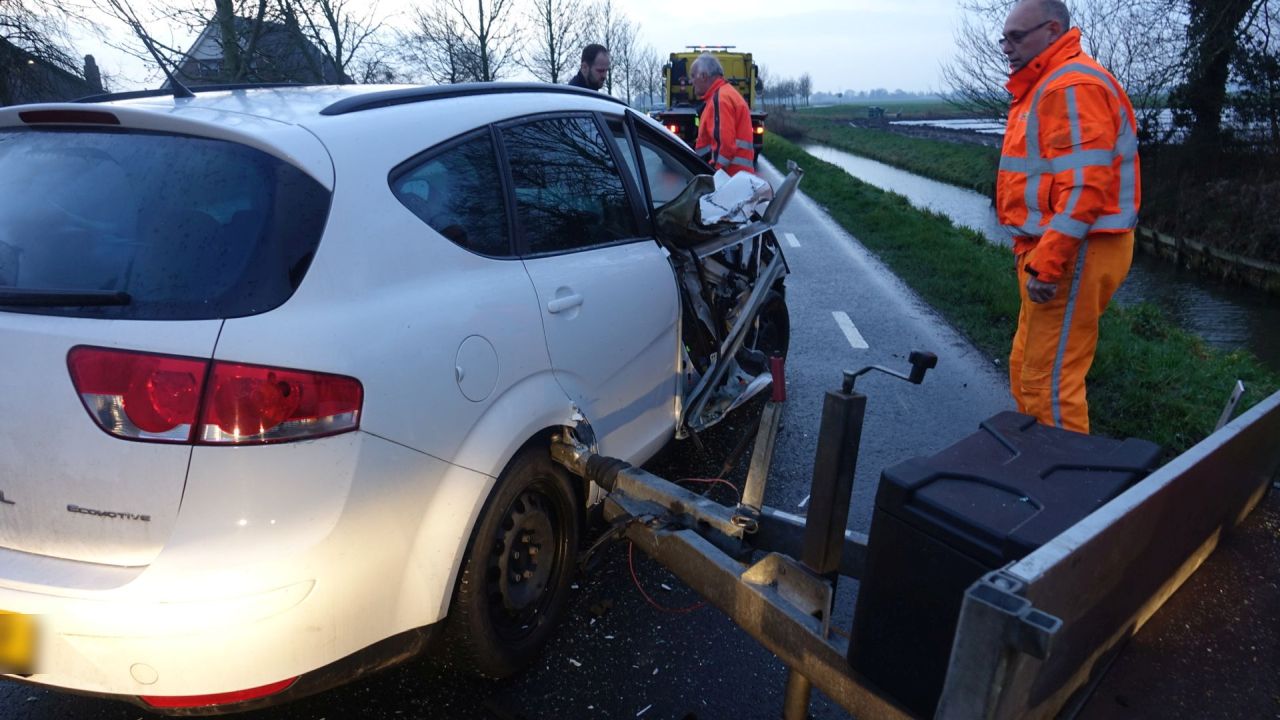Ongeval Hauwert, auto ramt geparkeerde aanhangwagen
