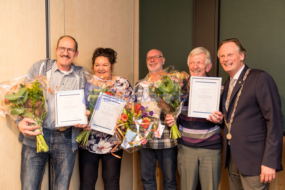 Vrijwilligersspeld voor aftredende bestuursleden IJsclub Hauwert