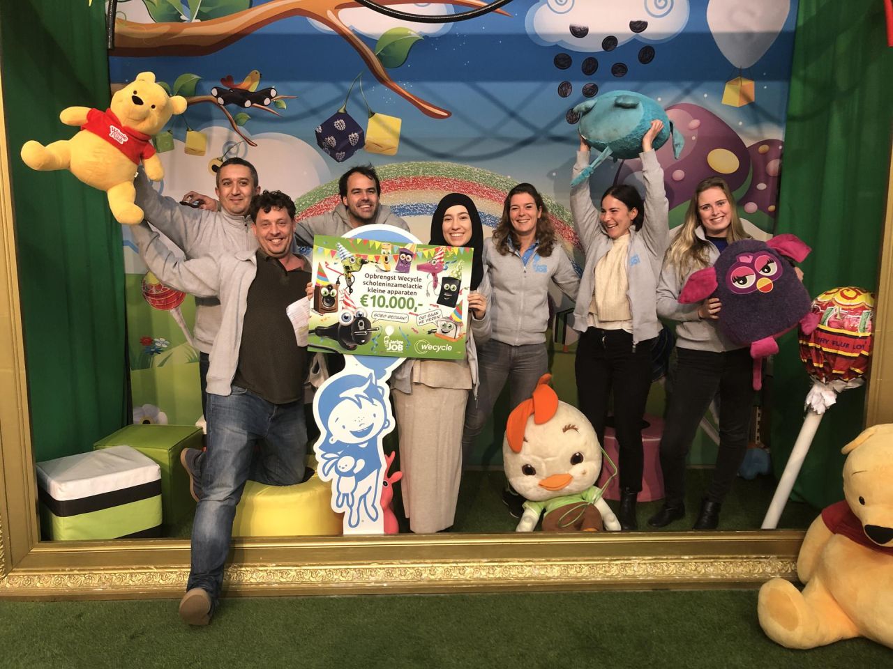 Basisschool De Vijzel uit Hauwert redt apparaten uit de kliko en ontvangt Recycle-certificaat