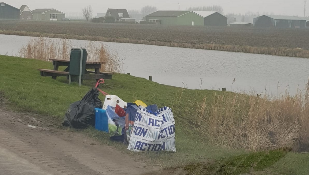 Afval gedumpt langs de Kruypuyt Opperdoes