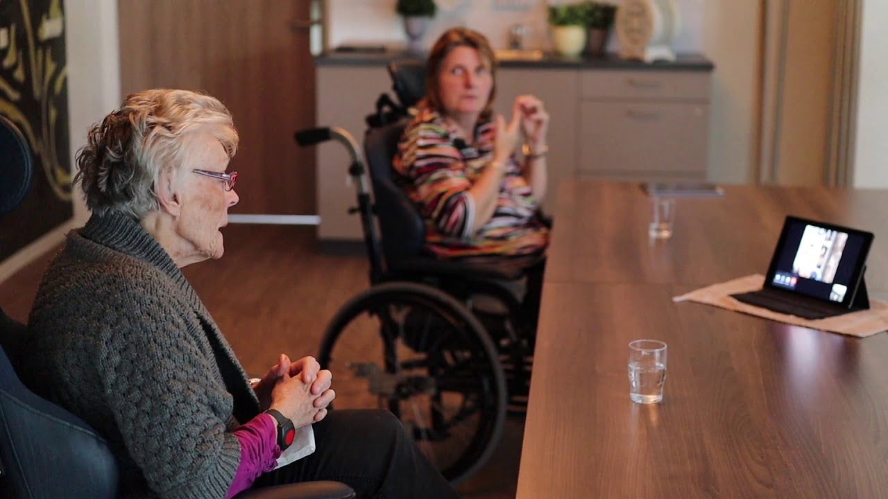 Koningin Máxima verrast bewoners en medewerkers verpleeghuis met videogesprek