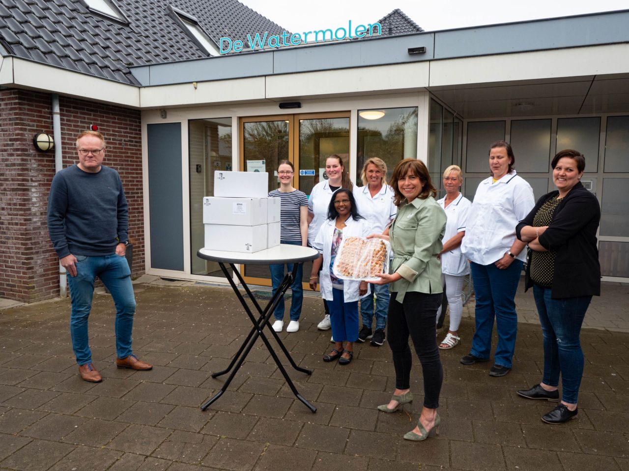 Bruijns Koffie uit Zwaag verrast Omringmedewerkers én cliënten met wafels