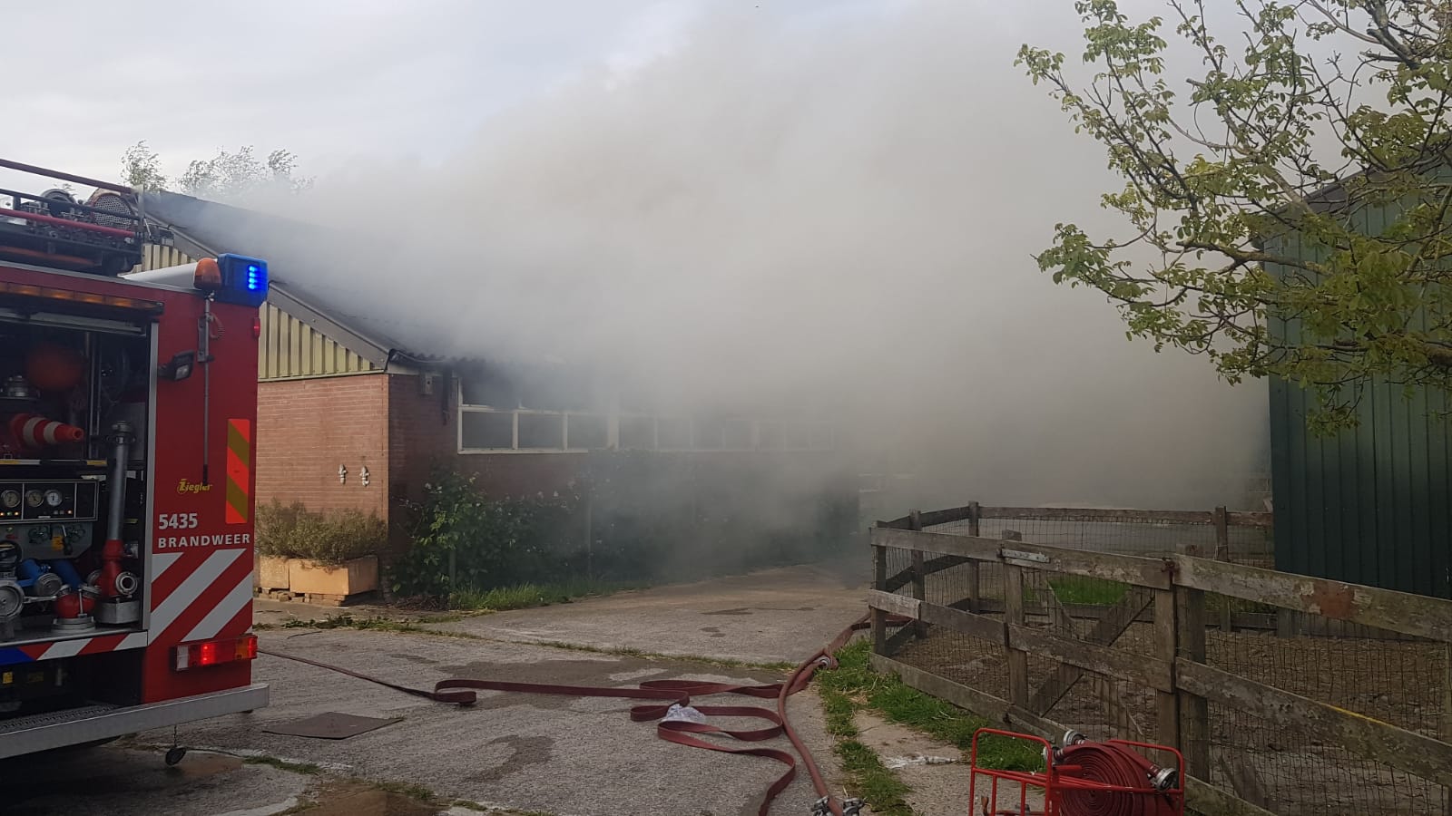 Schuurbrand Twisk, paarden stonden gelukkig in de wei.