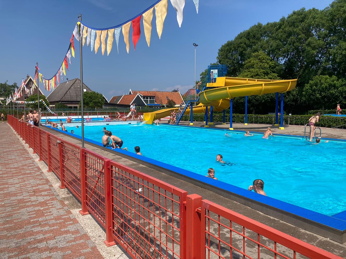 Ook voor Het Zwembad is het roeien met de riemen die zij hebben