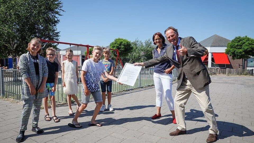 Handtekeningenactie leerlingen obs De Koet succesvol, nieuw speeltoestel voor het schoolplein