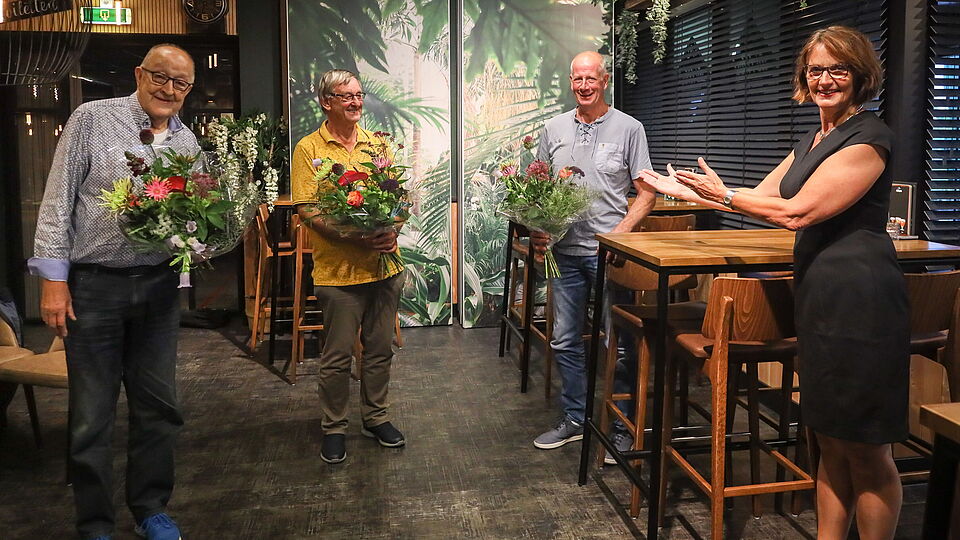 Aftredende bestuursleden Stichting Sport en Cultuur Midwoud-Oostwoud krijgen waarderingsspeld