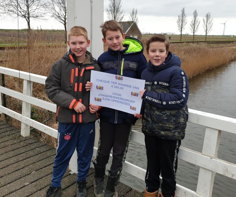Tim, Bjorn en Joey halen maar liefst 566 kerstbomen op in Opperdoes