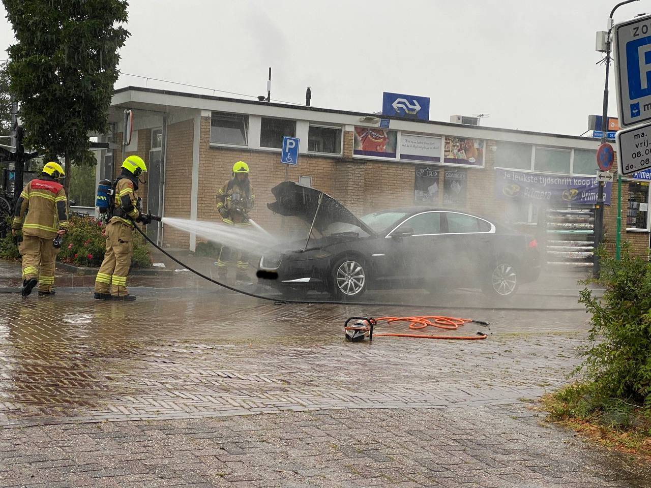 Auto in brand vlak voor station Bovenkarspel Medemblik Actueel