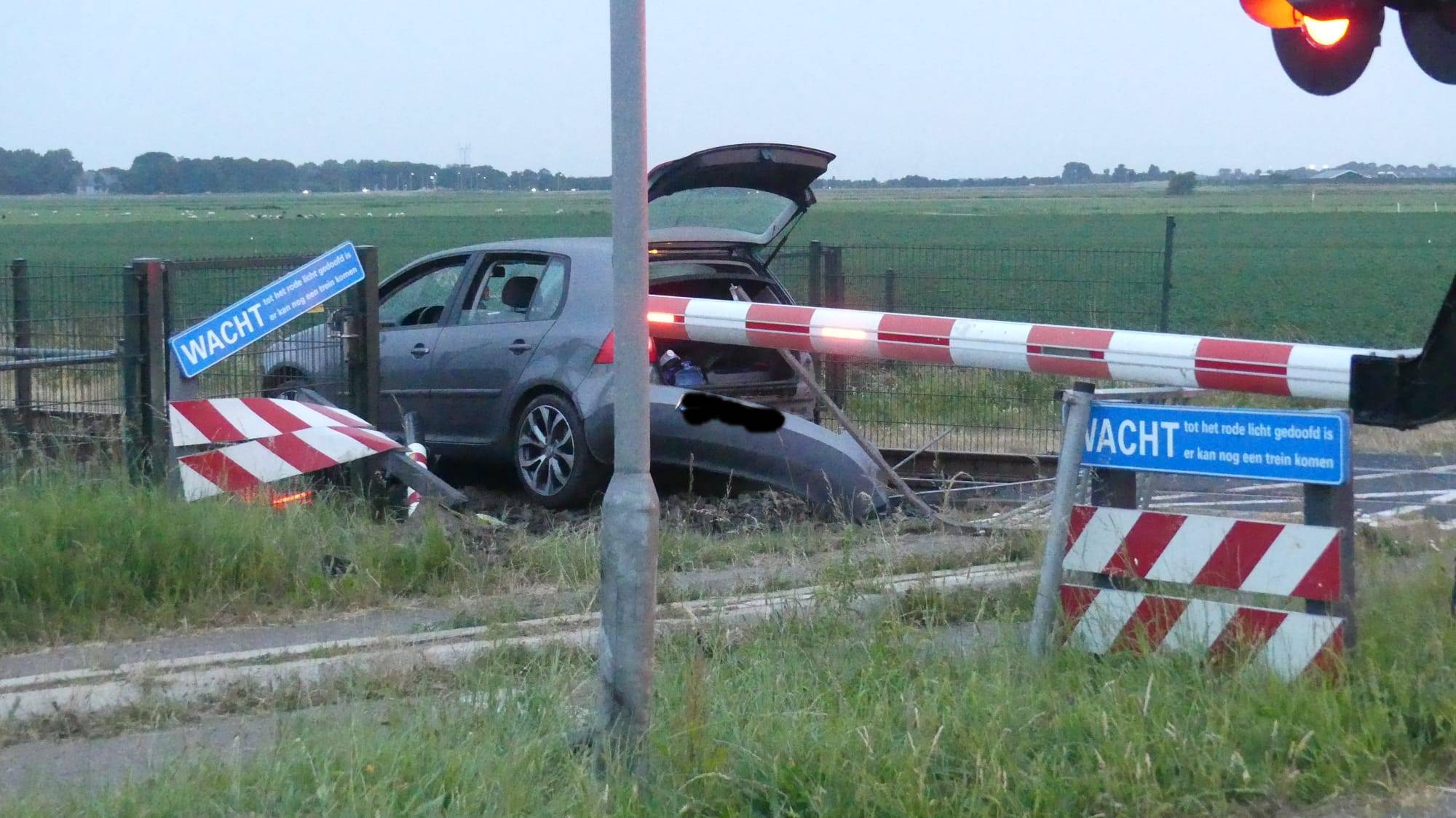 Auto op spoor bij Schagen na ongeluk Medemblik Actueel